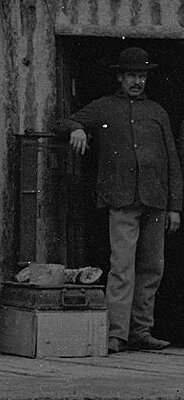 Click image for larger version

Name:	Man leaning.JPG
Views:	241
Size:	16.4 KB
ID:	215037