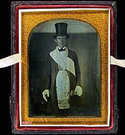 Click image for larger version

Name:	Man wearing top hat, gloves, Freemason apron.jpg
Views:	102
Size:	30.8 KB
ID:	228523