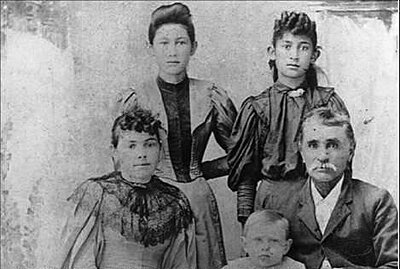 James E Gann family portrait.jpg